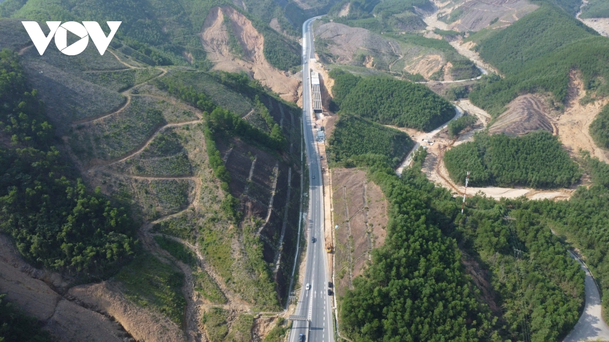 dau tang gia, nha thau khac phuc kho khan bam tien do cao toc la son - hoa lien hinh anh 4