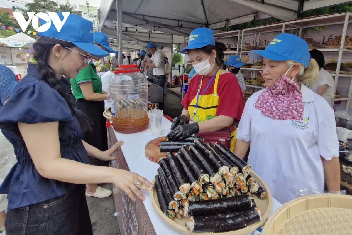 le hoi am thuc thuan chay lan toa loi song xanh trong ngay gio to hung vuong hinh anh 2