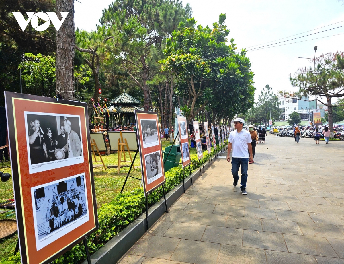 trung bay 100 tac pham ve bac ho voi cac dan toc gia lai hinh anh 1