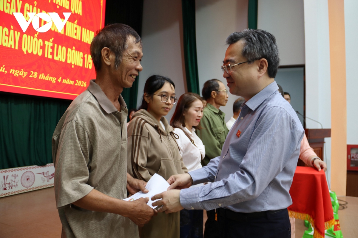 Ong nguyen thanh nghi trao qua tang gia dinh chinh sach tai Dak lak hinh anh 1