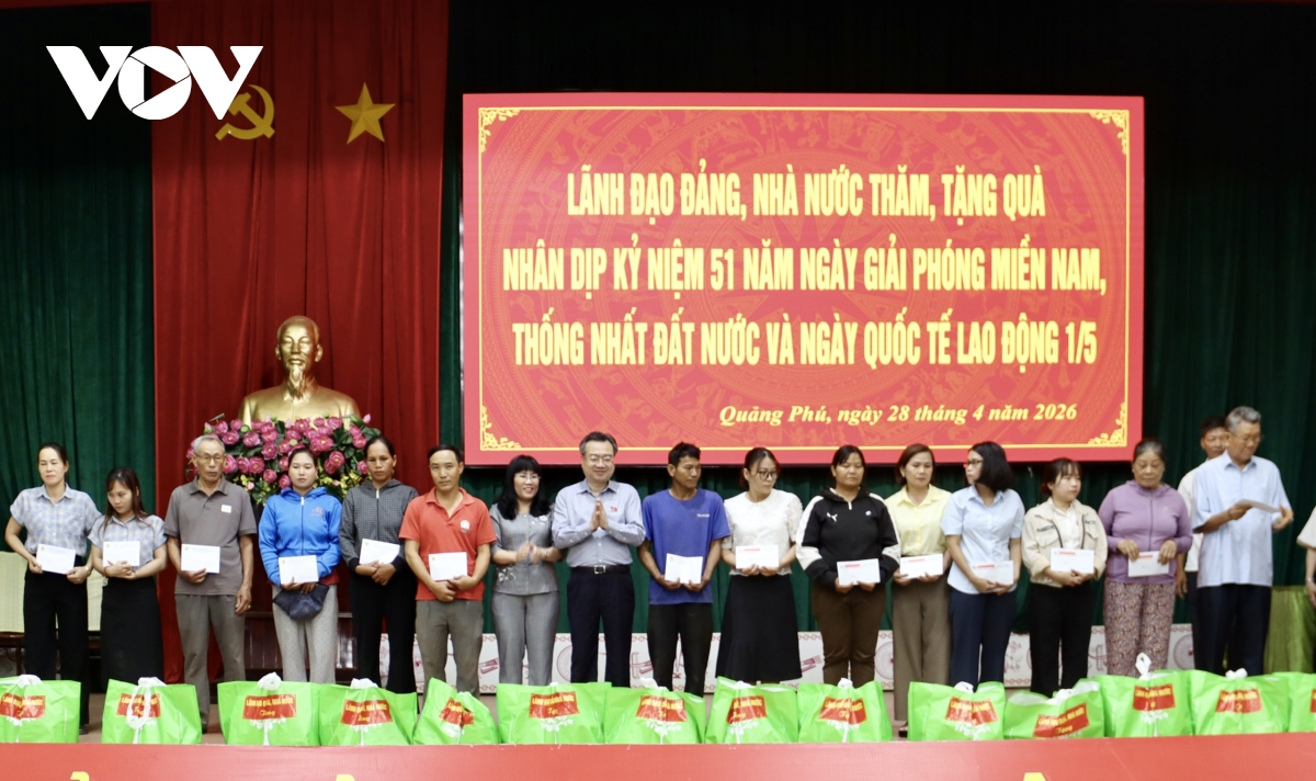 Ong nguyen thanh nghi trao qua tang gia dinh chinh sach tai Dak lak hinh anh 2