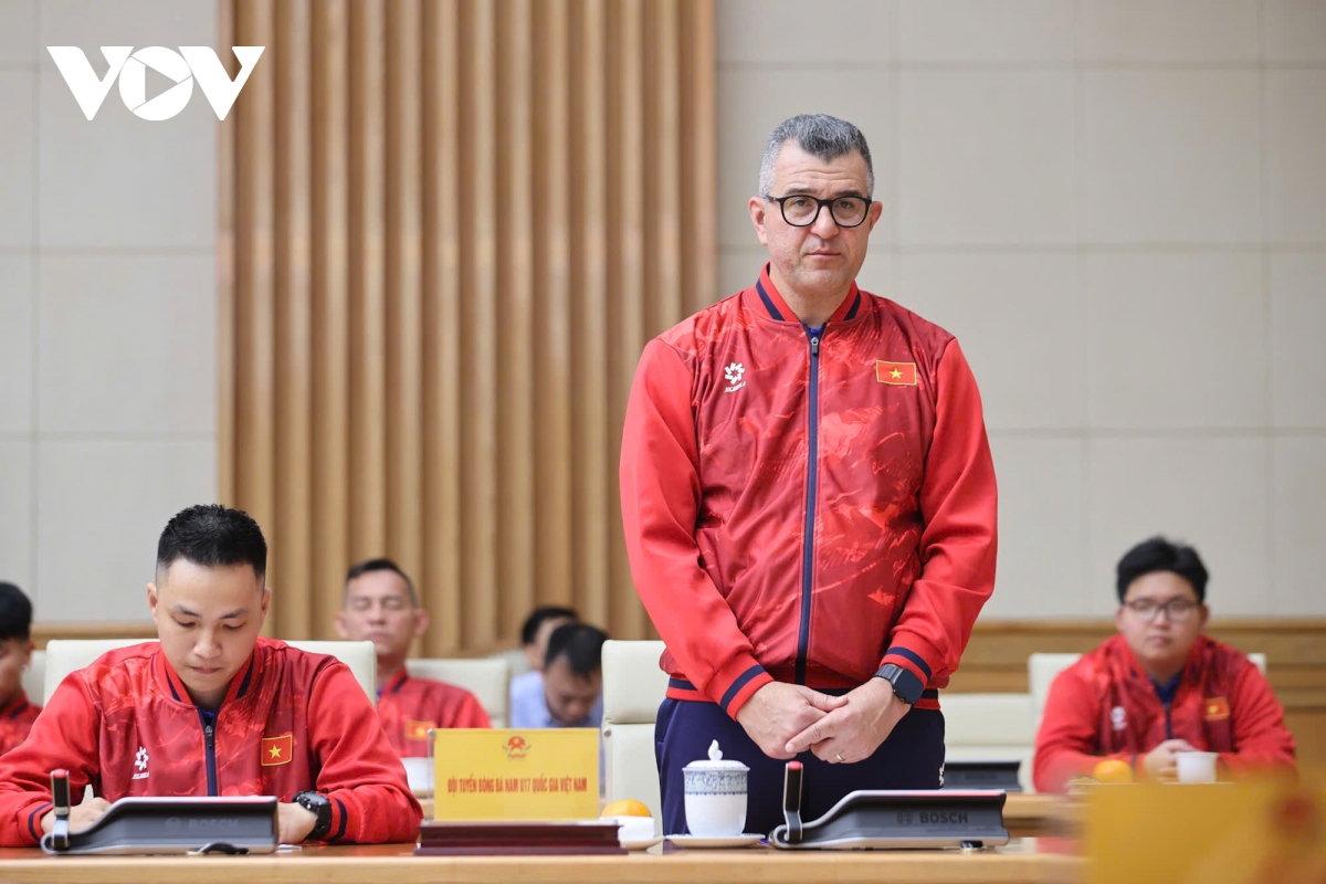 thu tuong le minh hung gap mat chuc mung doi tuyen bong da nam u17 quoc gia hinh anh 2