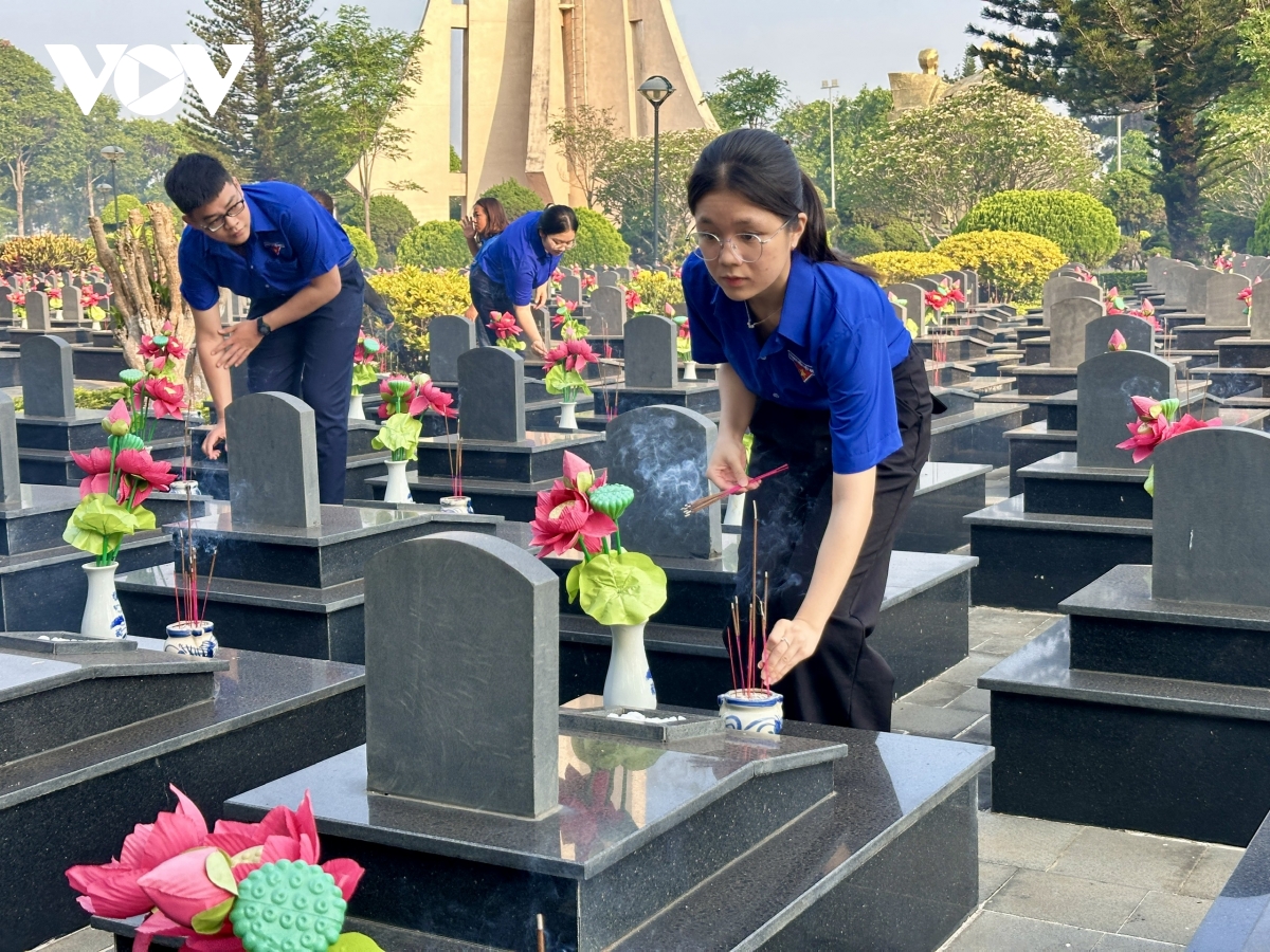 Dak lak dang huong tuong nho cac anh hung liet si hinh anh 3