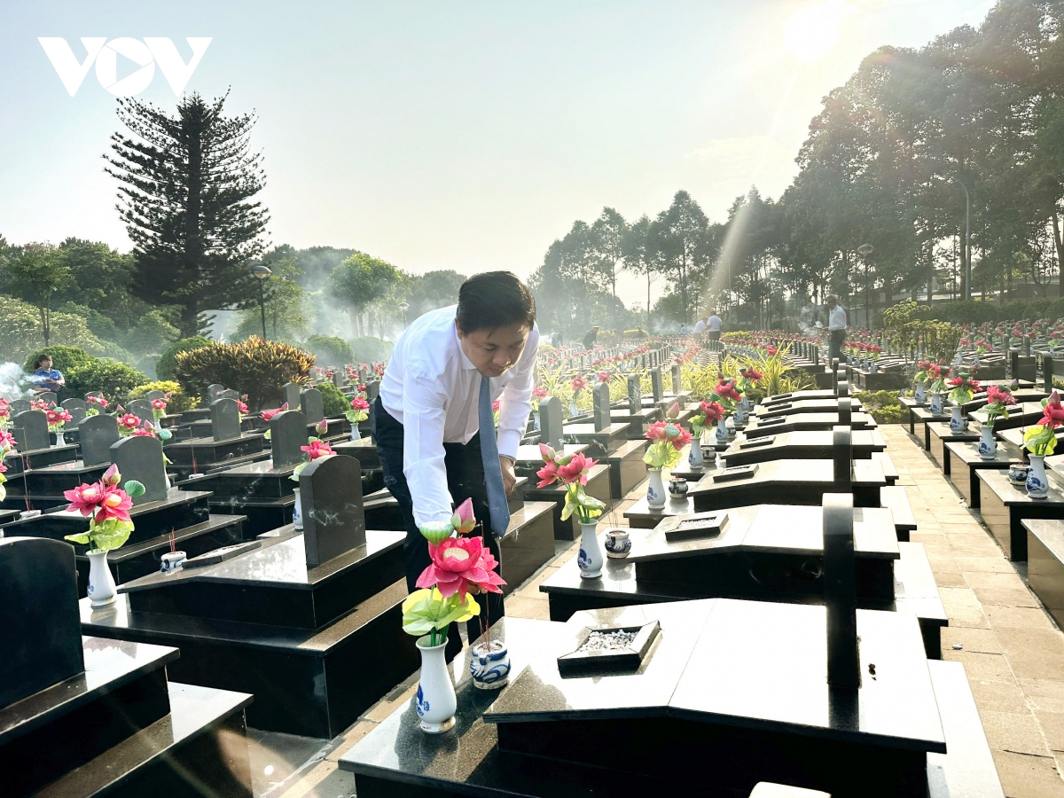 Dak lak dang huong tuong nho cac anh hung liet si hinh anh 2