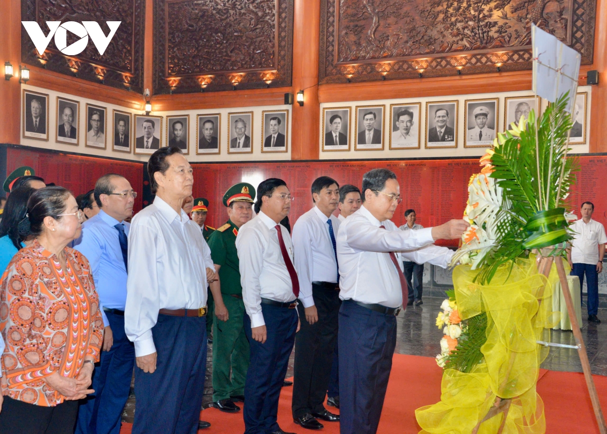 chu tich quoc hoi tri an cac anh hung liet sy, nguoi co cong tai tinh an giang hinh anh 3