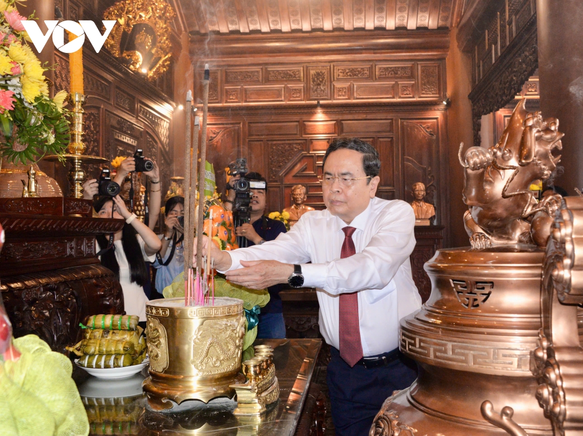 chu tich quoc hoi tri an cac anh hung liet sy, nguoi co cong tai tinh an giang hinh anh 2