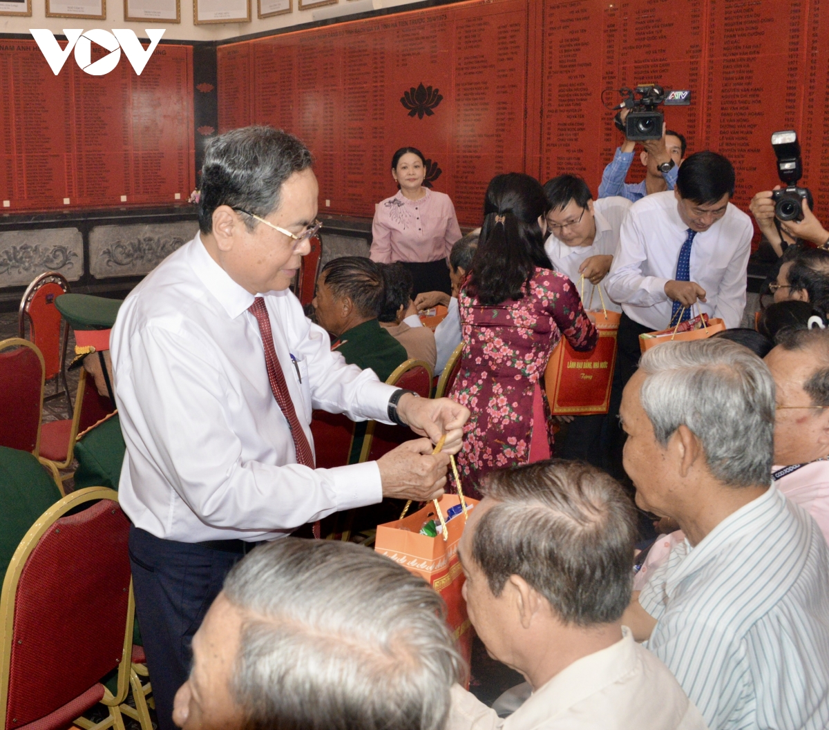 chu tich quoc hoi tri an cac anh hung liet sy, nguoi co cong tai tinh an giang hinh anh 4