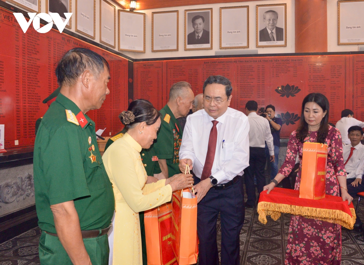 chu tich quoc hoi tri an cac anh hung liet sy, nguoi co cong tai tinh an giang hinh anh 5