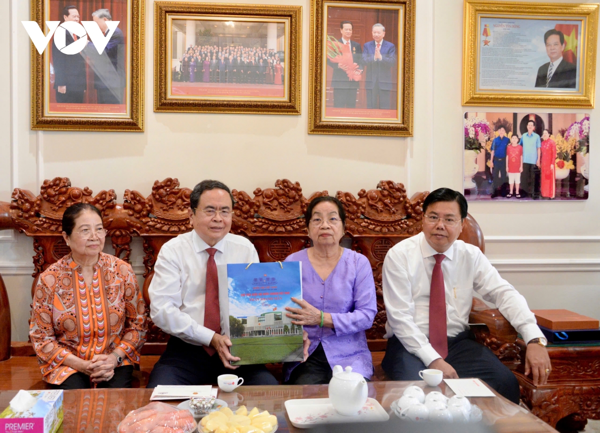 chu tich quoc hoi tri an cac anh hung liet sy, nguoi co cong tai tinh an giang hinh anh 6