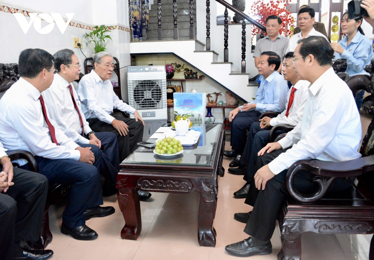 chu tich quoc hoi tri an cac anh hung liet sy, nguoi co cong tai tinh an giang hinh anh 7