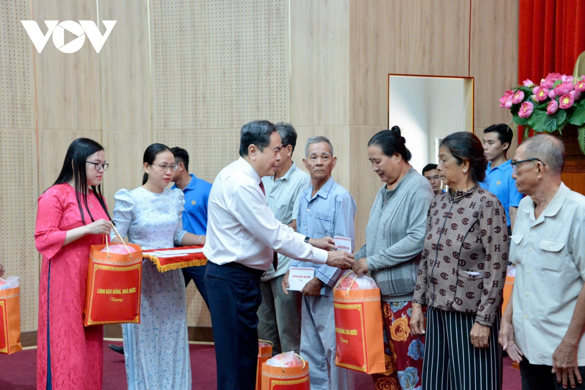 chu tich quoc hoi tham, tang qua gia dinh chinh sach, cong nhan tai tinh an giang hinh anh 3