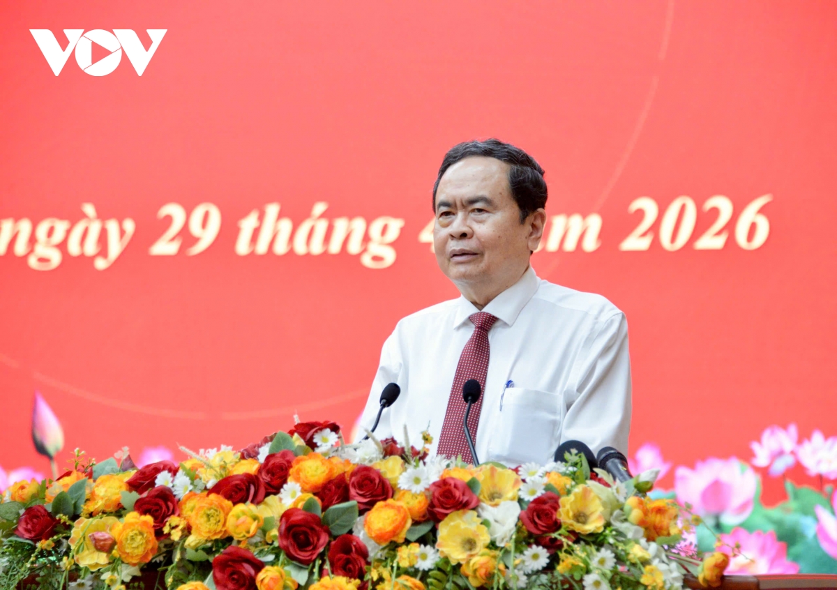 chu tich quoc hoi tham, tang qua gia dinh chinh sach, cong nhan tai tinh an giang hinh anh 1