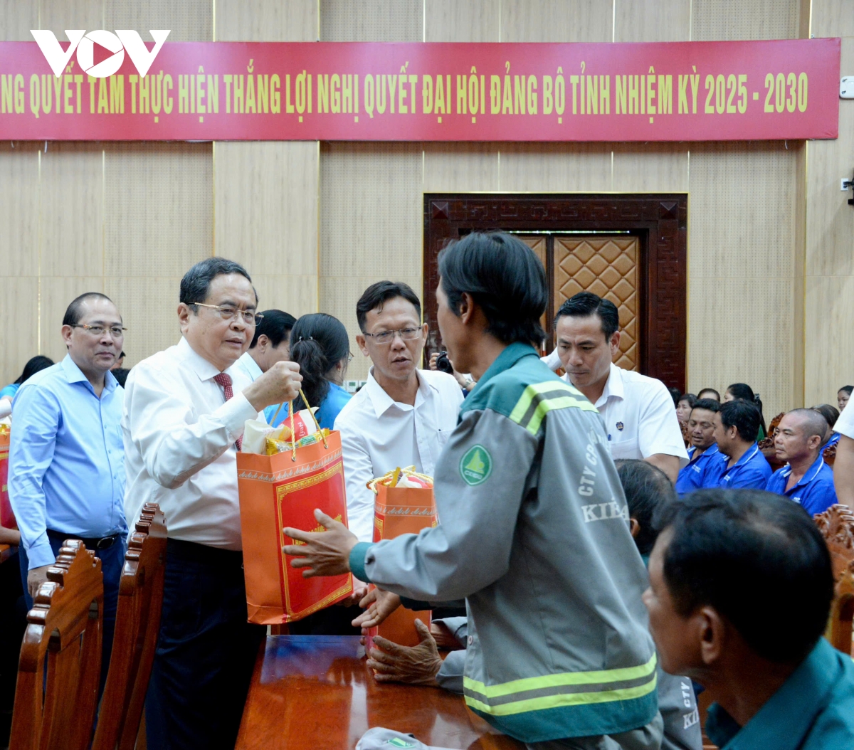 chu tich quoc hoi tham, tang qua gia dinh chinh sach, cong nhan tai tinh an giang hinh anh 4