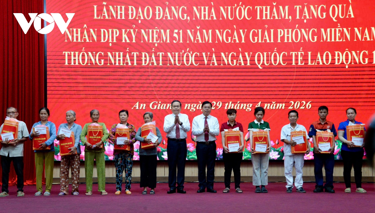 chu tich quoc hoi tham, tang qua gia dinh chinh sach, cong nhan tai tinh an giang hinh anh 5