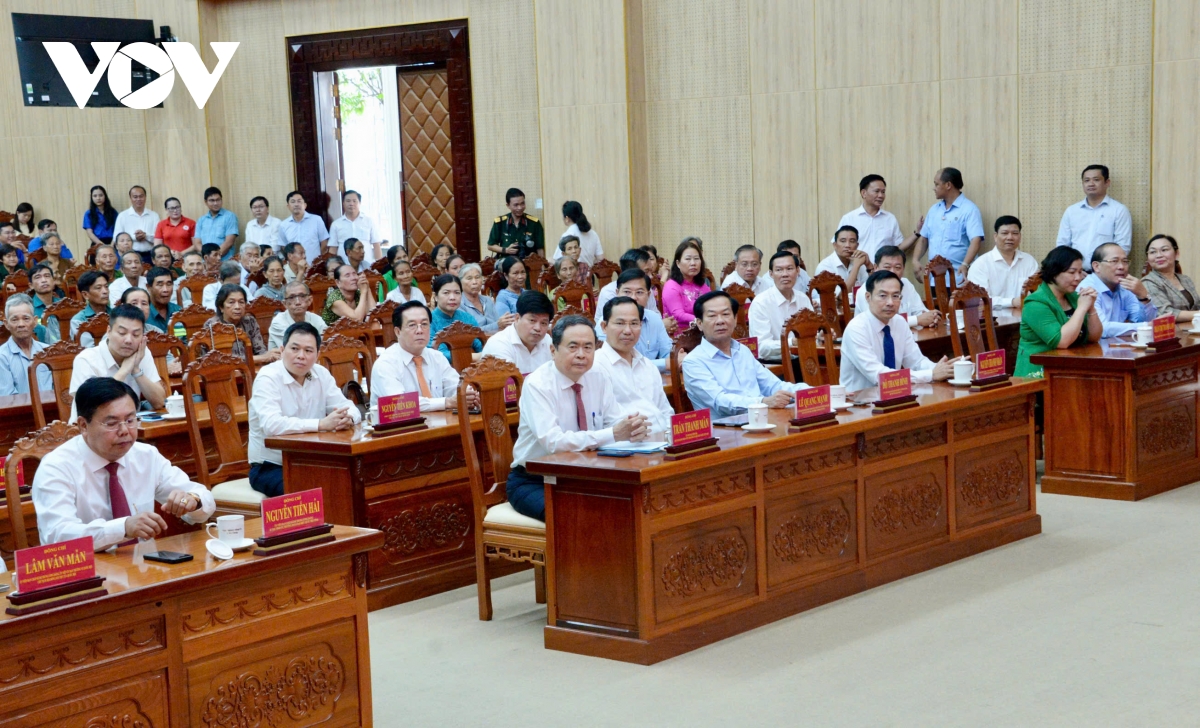 chu tich quoc hoi tham, tang qua gia dinh chinh sach, cong nhan tai tinh an giang hinh anh 2