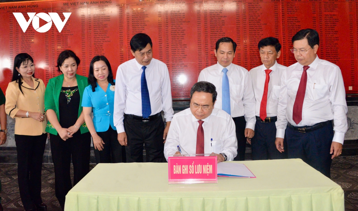 chu tich quoc hoi tri an cac anh hung liet sy, nguoi co cong tai tinh an giang hinh anh 8