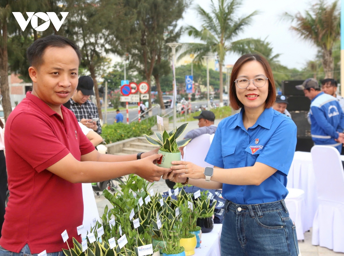 tuoi tre Da nang chung tay lam sach bai bien hinh anh 2