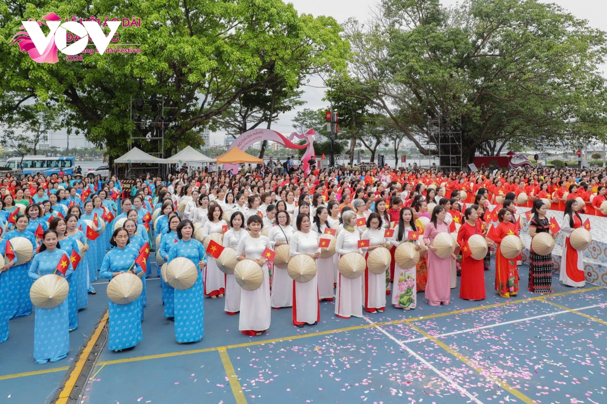 hon 1.000 phu nu dieu hanh ao dai ben song han hinh anh 6