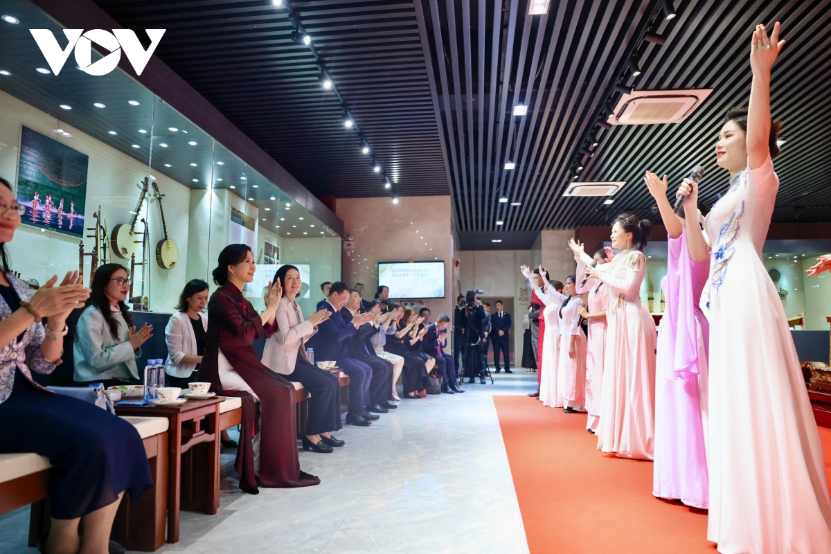 phu nhan ngo phuong ly tham bao tang Am nhac dan toc quang tay hinh anh 2