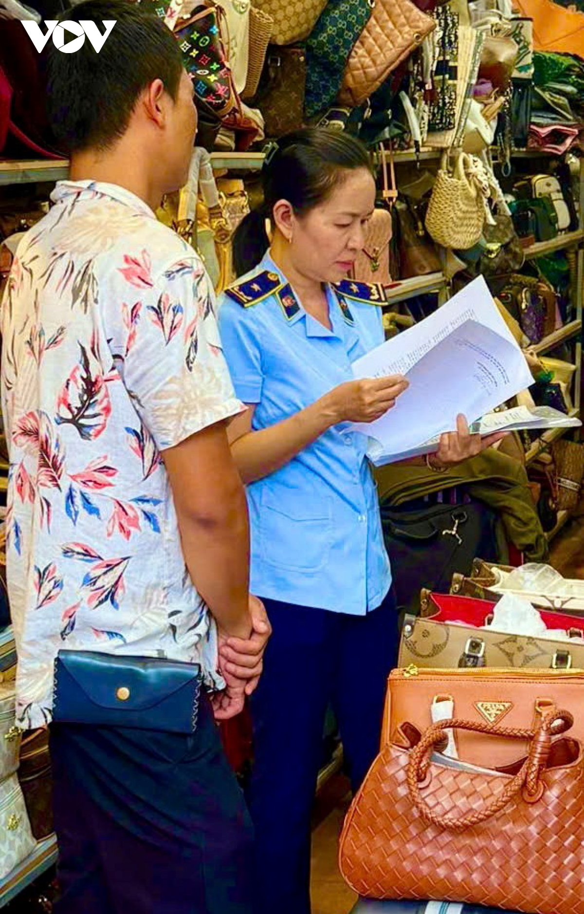 Da nang phat hien gan 300 tui xach gia cac nhan hieu gucci, chanel, hermes, fendi hinh anh 2