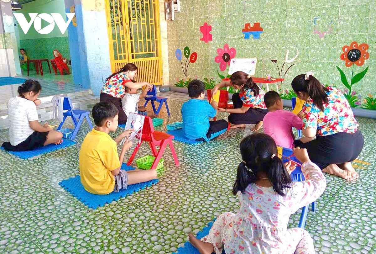 nhung co giao cham den voi nhung dua tre thiet thoi bang ca trai tim hinh anh 1