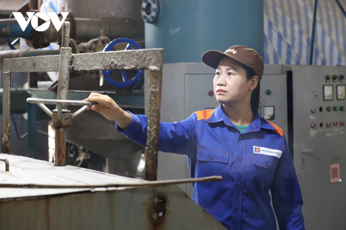 cong nhan son la giu nhip san xuat trong ky nghi le hinh anh 3