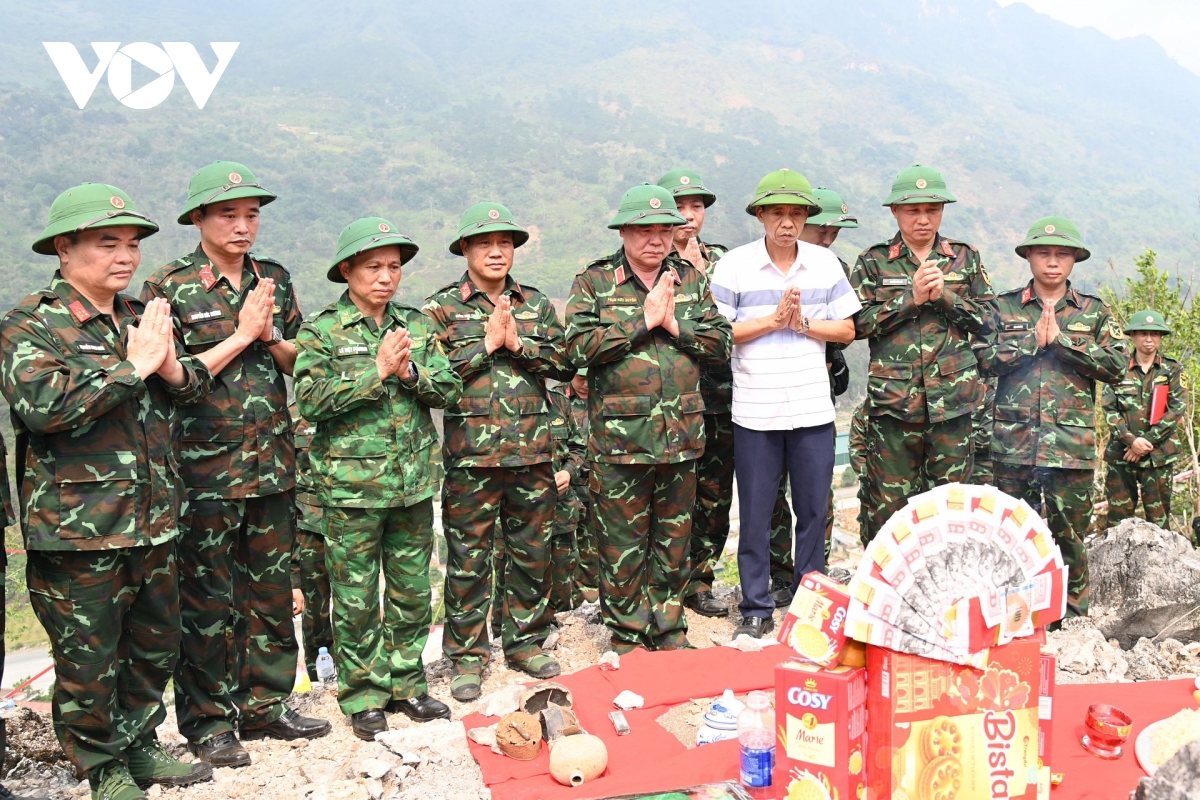 quan khu 2 tang cuong quan so cho cac doi tim kiem, quy tap hai cot liet si hinh anh 3