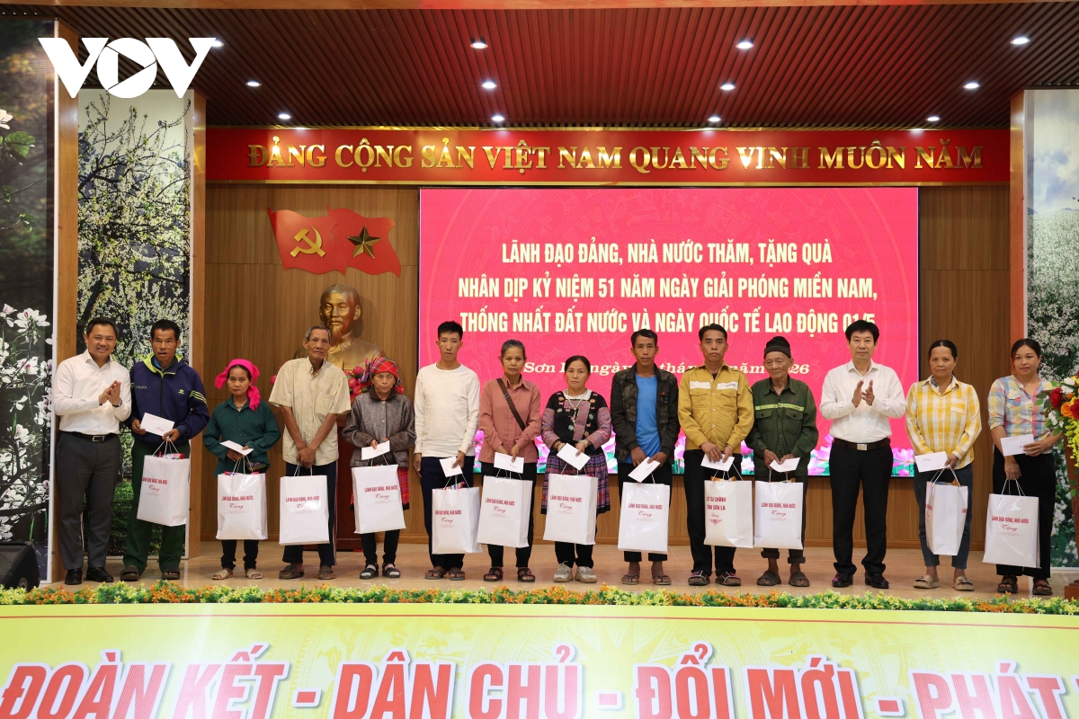 chu nhiem Uy ban kiem tra trung uong tran sy thanh tham va tang qua tai son la hinh anh 2