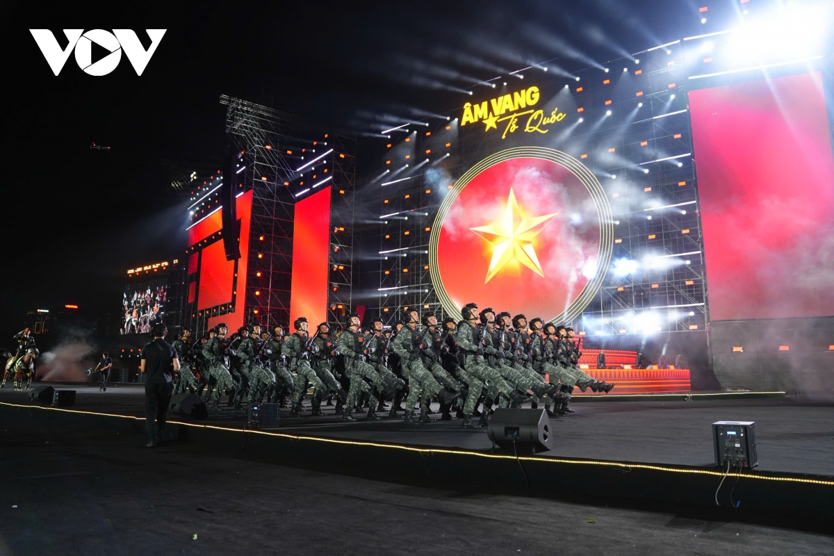 hang nghin khan gia doi mua xem concert quoc gia Am vang to quoc hinh anh 10