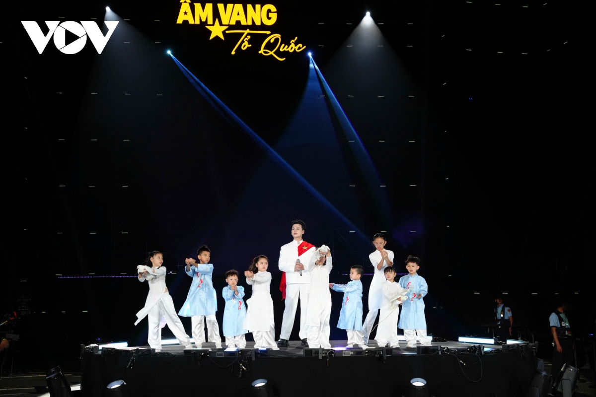 hang nghin khan gia doi mua xem concert quoc gia Am vang to quoc hinh anh 17