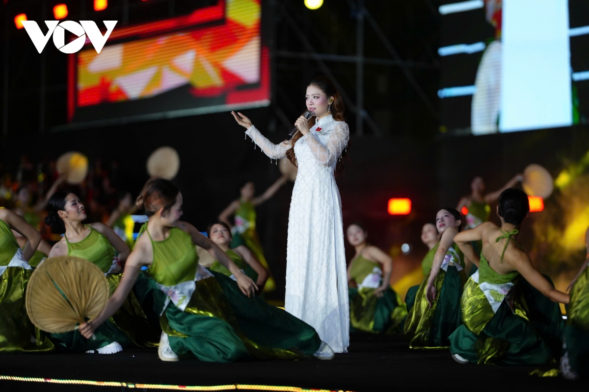 hang nghin khan gia doi mua xem concert quoc gia Am vang to quoc hinh anh 21