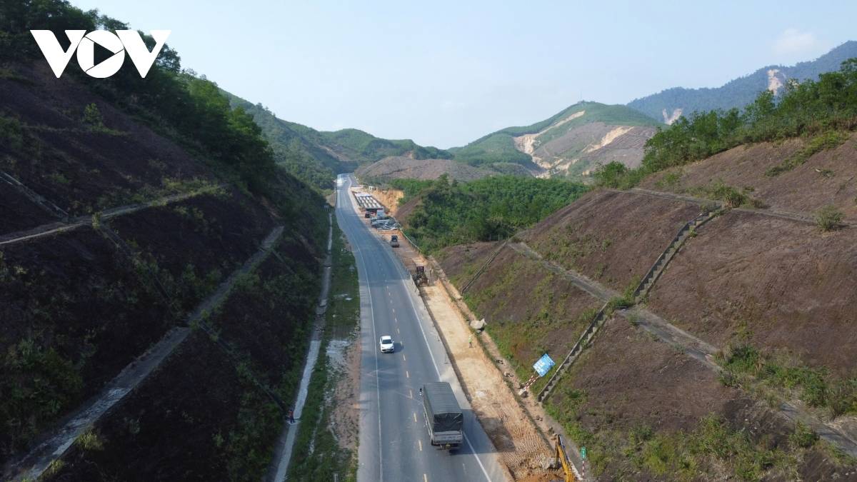 dau tang gia, nha thau khac phuc kho khan bam tien do cao toc la son - hoa lien hinh anh 5