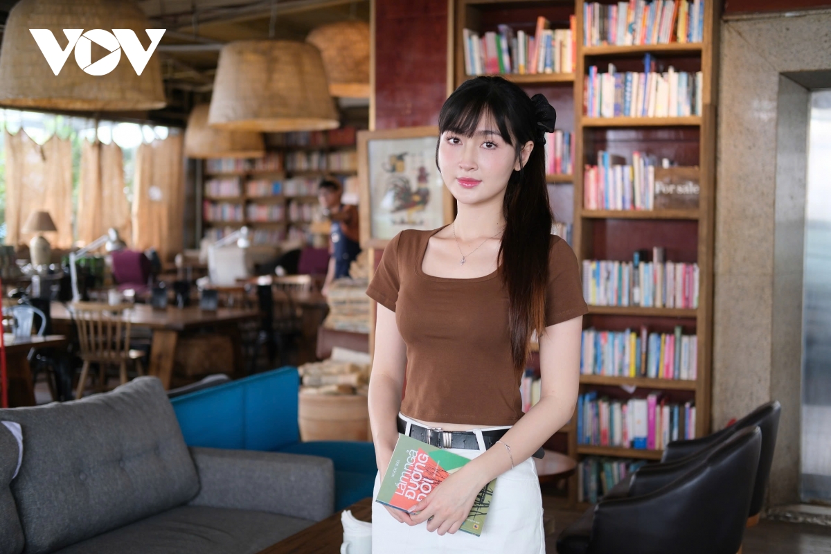 ngoc thuy buoc chan vao doi mac ao 30.000d, mua do 300.000d phai dan do hinh anh 4