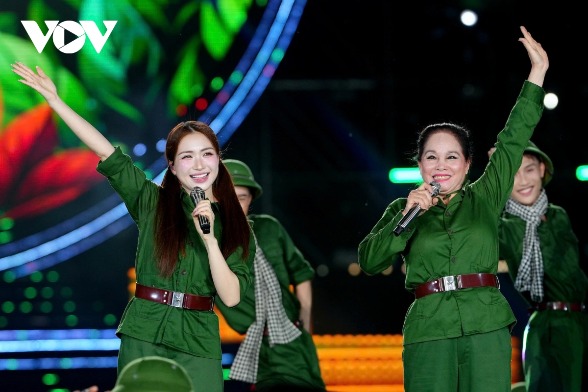 hang nghin khan gia doi mua xem concert quoc gia Am vang to quoc hinh anh 9