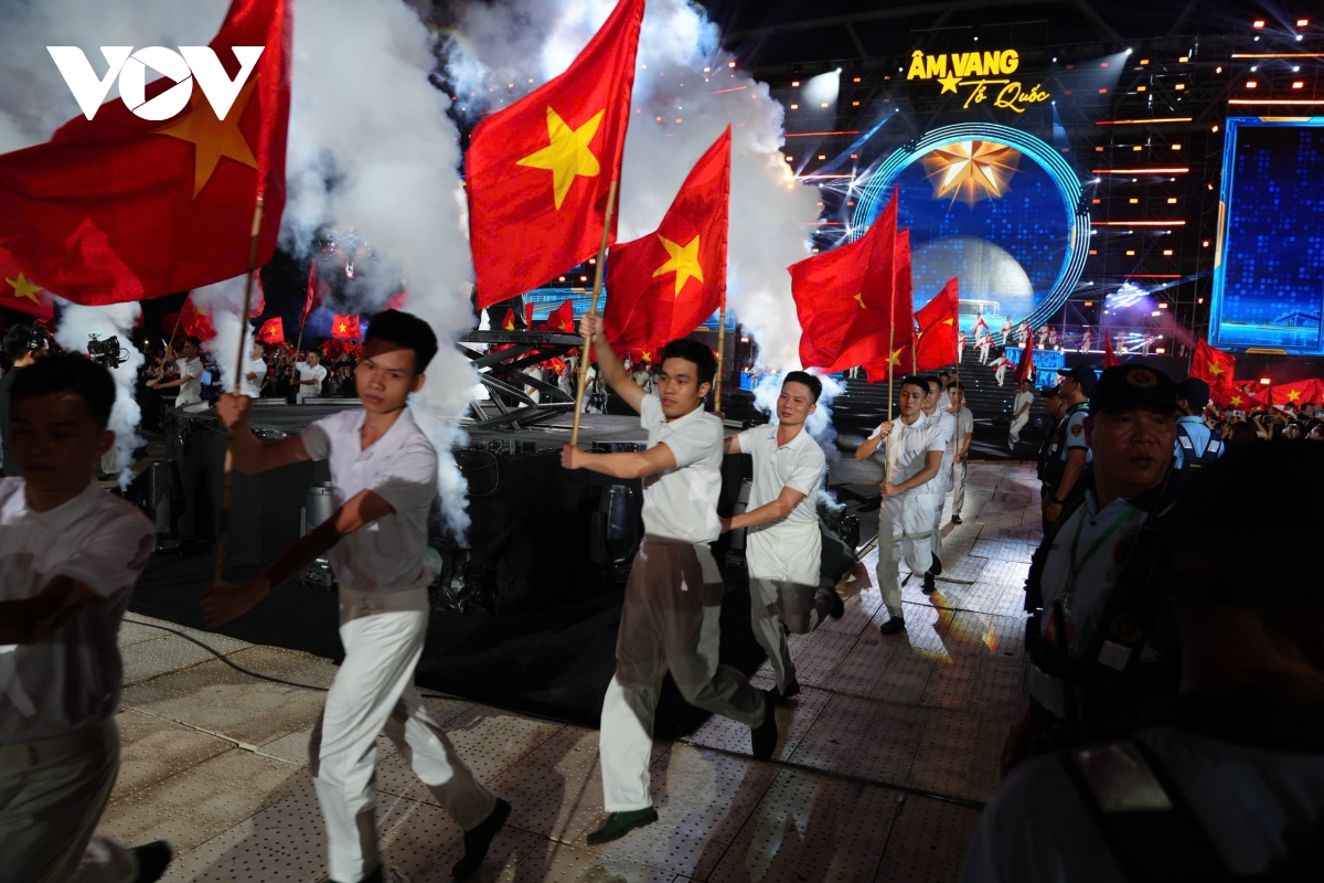 hang nghin khan gia doi mua xem concert quoc gia Am vang to quoc hinh anh 19