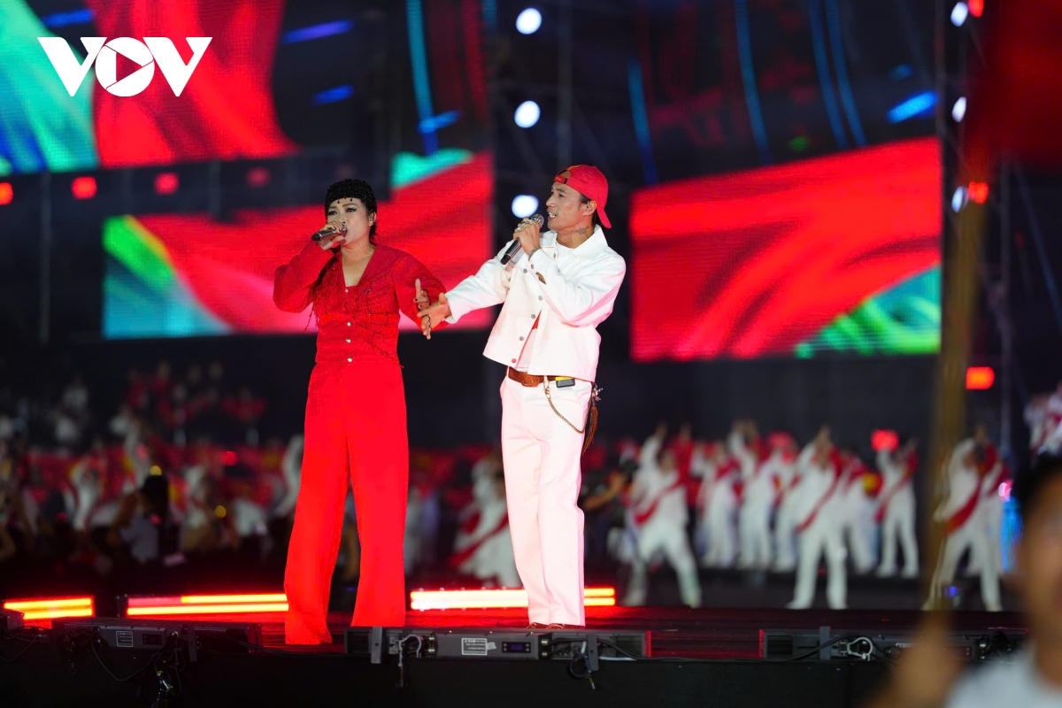 hang nghin khan gia doi mua xem concert quoc gia Am vang to quoc hinh anh 20