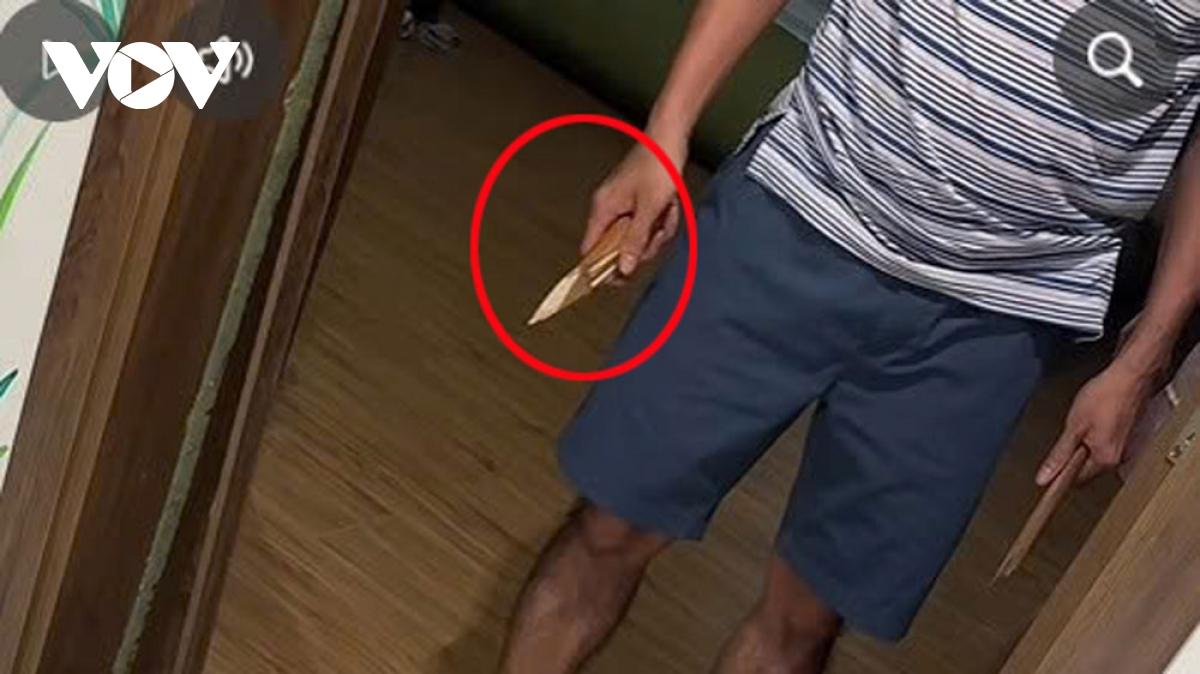 tho khoa bi chu nha cam dao doa chem khi pha cua theo yeu cau cua nguoi vo hinh anh 2