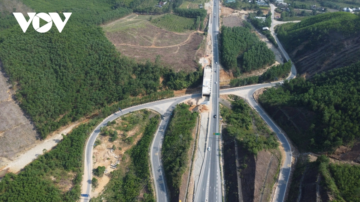 dau tang gia, nha thau khac phuc kho khan bam tien do cao toc la son - hoa lien hinh anh 6