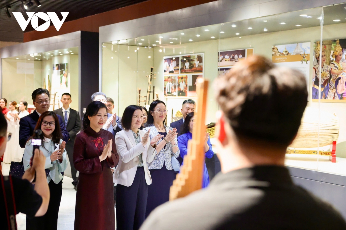 phu nhan ngo phuong ly tham bao tang Am nhac dan toc quang tay hinh anh 3