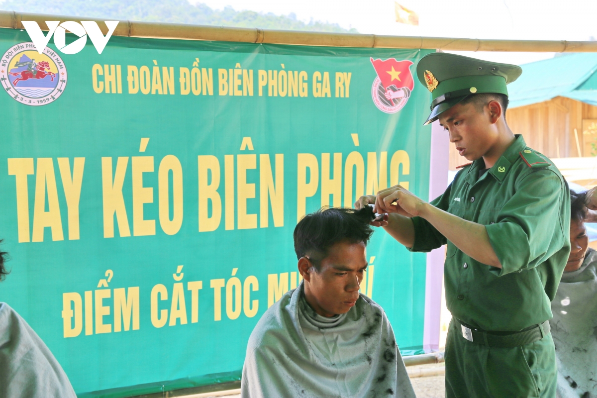 tet bunpimay giua dai ngan gan ket nghia tinh bien gioi viet lao hinh anh 3