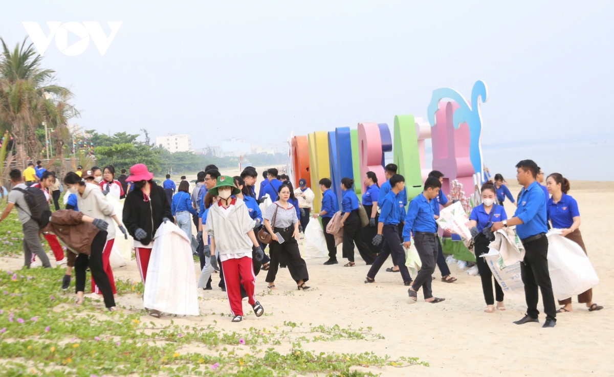 tuoi tre Da nang chung tay lam sach bai bien hinh anh 3