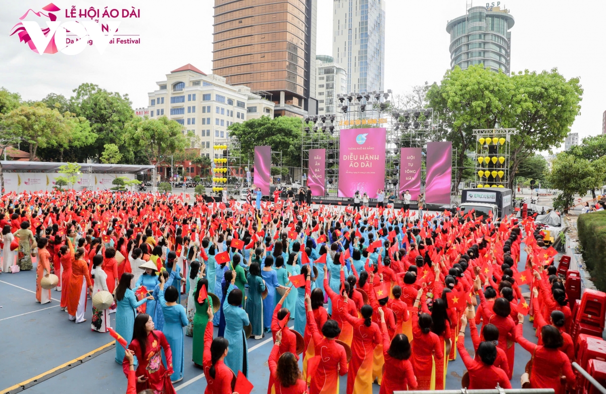hon 1.000 phu nu dieu hanh ao dai ben song han hinh anh 5