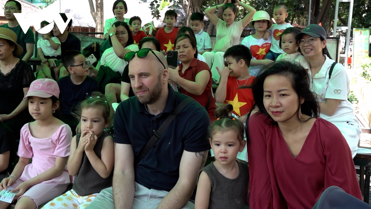 nghi le 30 4 - 1 5, nhieu nguoi o ha noi chon du lich noi do hinh anh 3