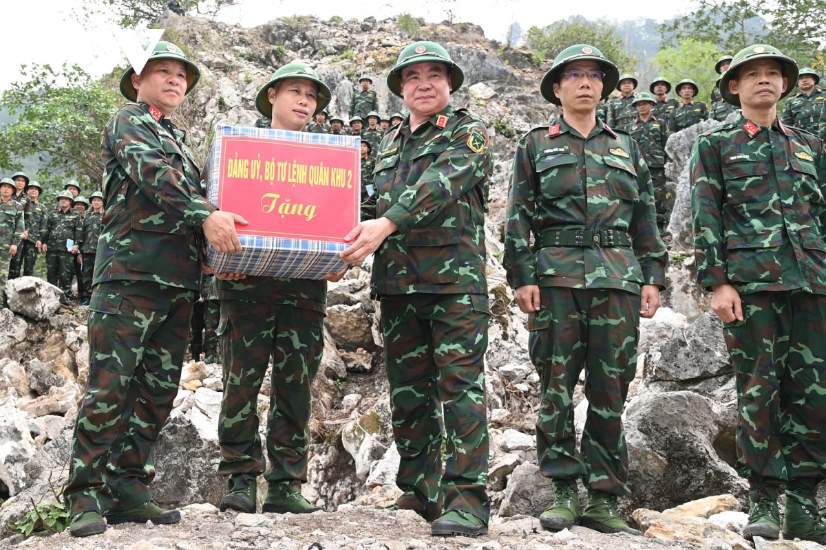 quan khu 2 tang cuong quan so cho cac doi tim kiem, quy tap hai cot liet si hinh anh 4