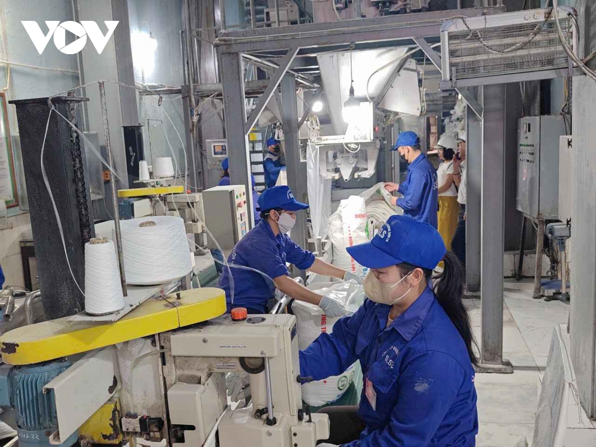 cong nhan son la giu nhip san xuat trong ky nghi le hinh anh 4