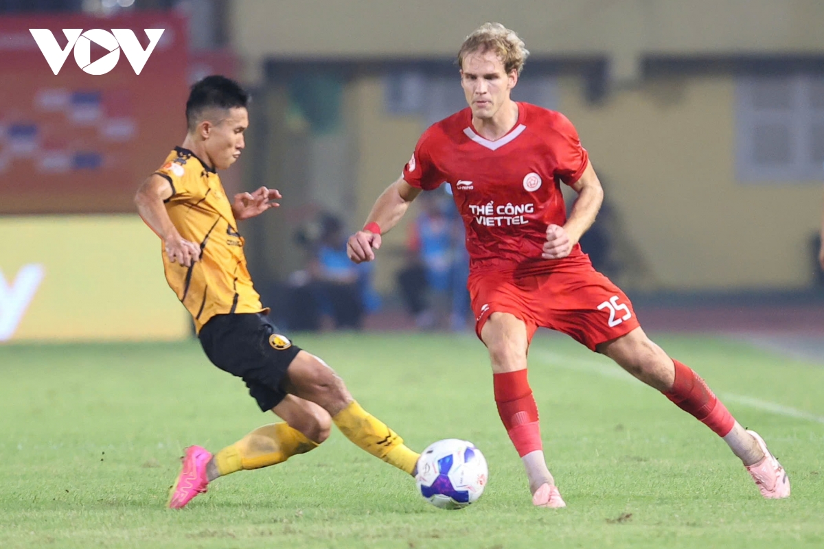 hlv popov noi doa voi trong tai, nhan the do dien ro tai v-league hinh anh 1