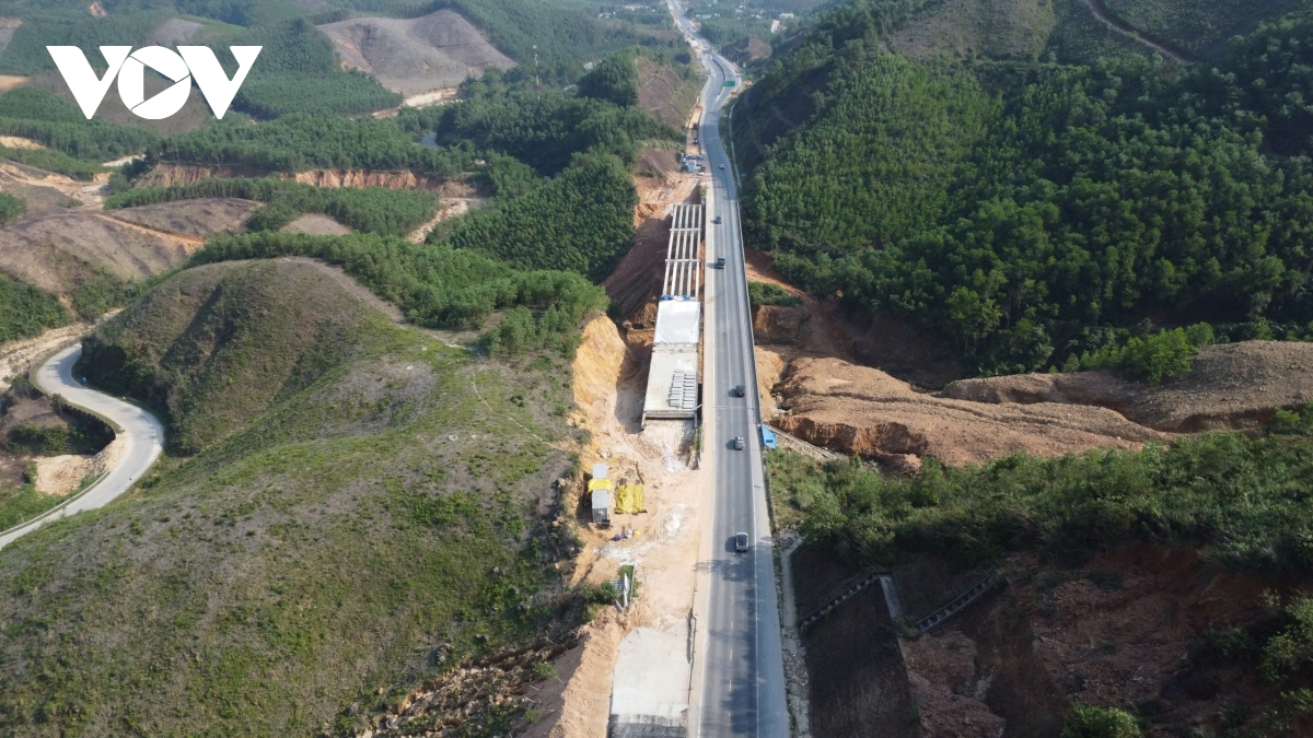 dau tang gia, nha thau khac phuc kho khan bam tien do cao toc la son - hoa lien hinh anh 7