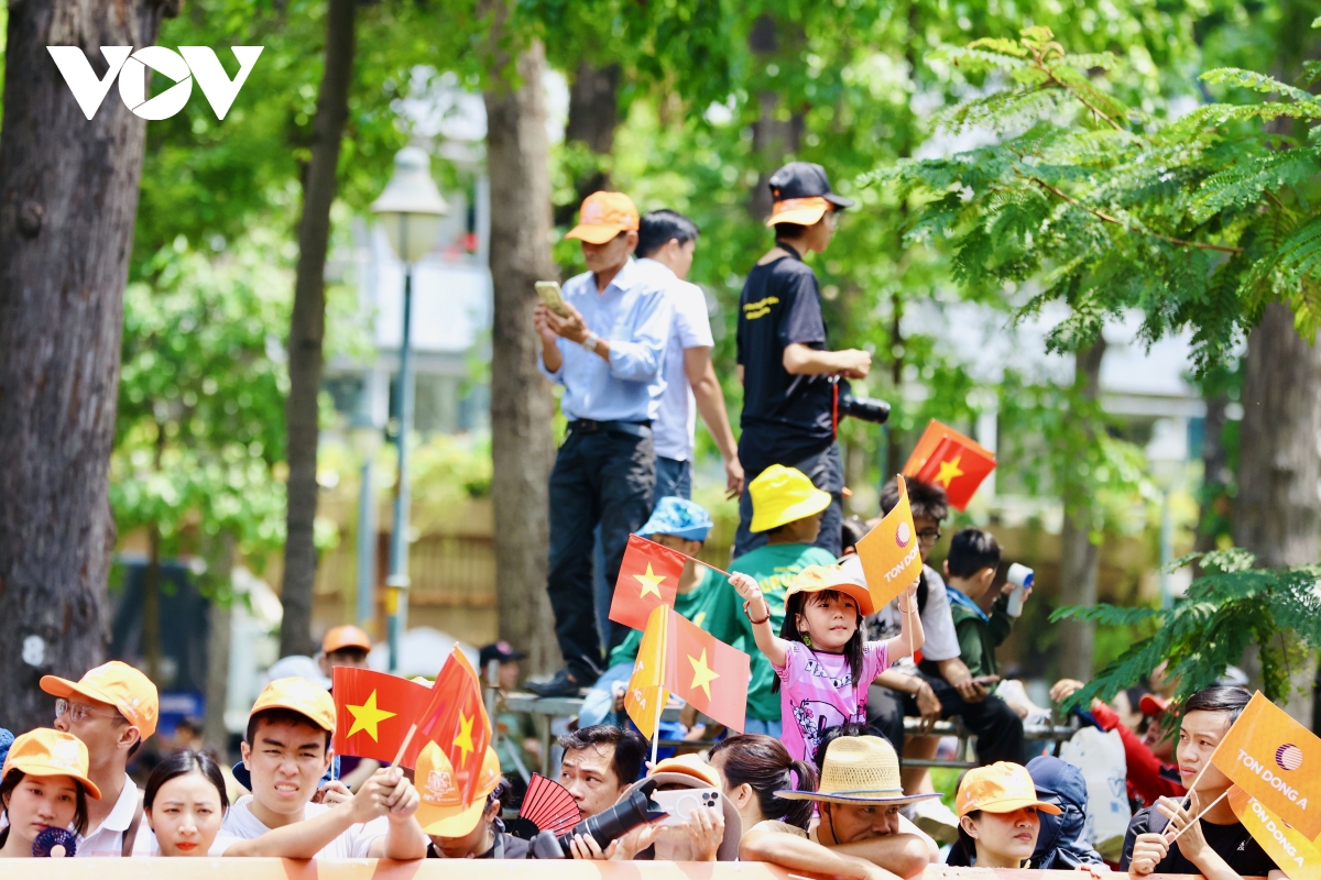 nguoi dan tp.hcm va du khach doi nang don doan dua xe dap ve dich 30 4 hinh anh 1