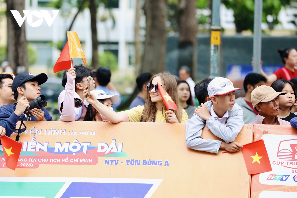 nguoi dan tp.hcm va du khach doi nang don doan dua xe dap ve dich 30 4 hinh anh 2