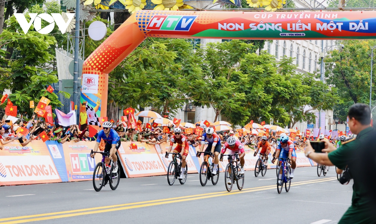 nguoi dan tp.hcm va du khach doi nang don doan dua xe dap ve dich 30 4 hinh anh 3